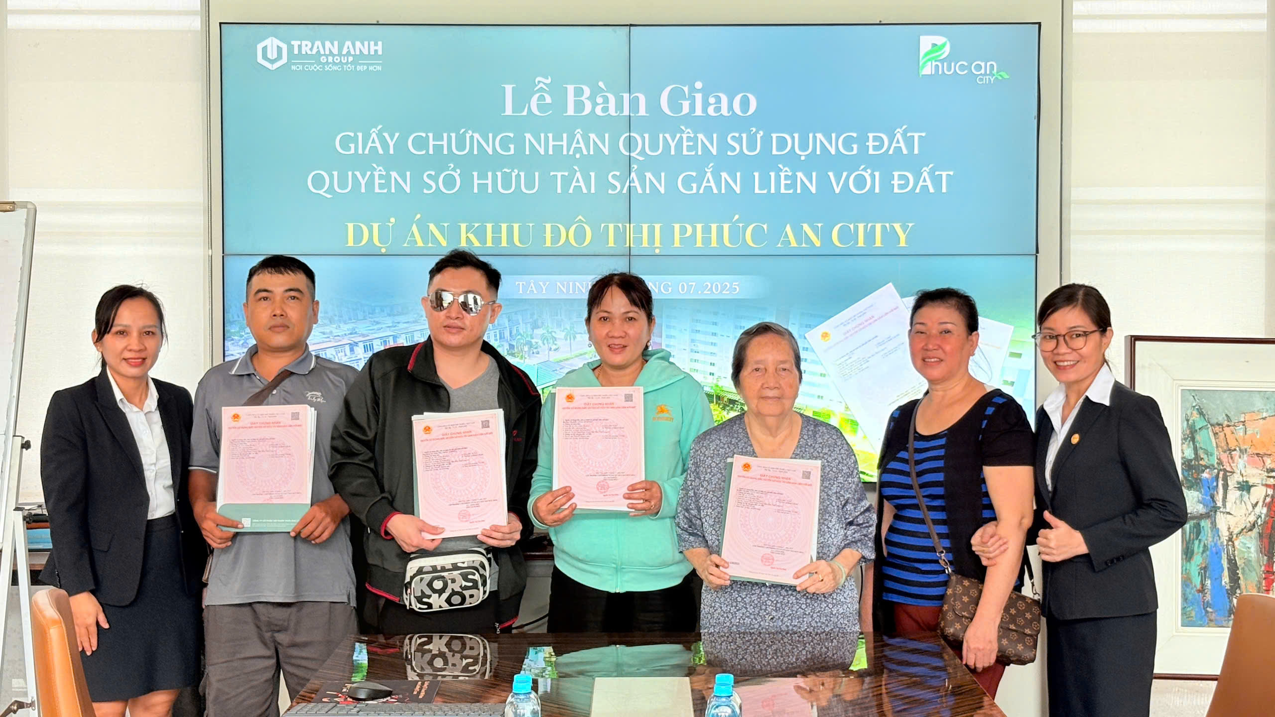 Trần Anh Group tiếp tục bàn giao sổ hồng cho...